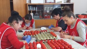 VRIJEDNE RUKE OFARBALE 1.500 JAJA: Članice Kola srpskih sestara iz Vlasenice daruju vjernike (FOTO)