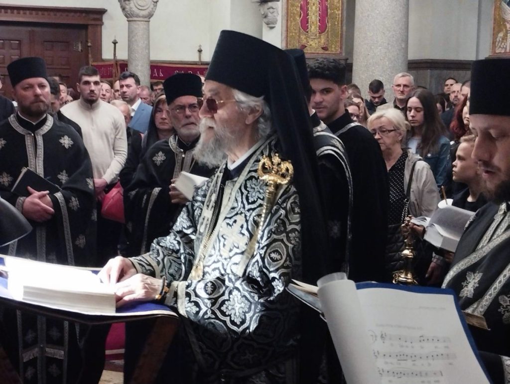 VELIKI PETAK JE NAJTUŽNIJI DAN U GODINI: Mitropolit Jefrem predvodio bogosluženje u hramu Hrista Spasitelja (FOTO)