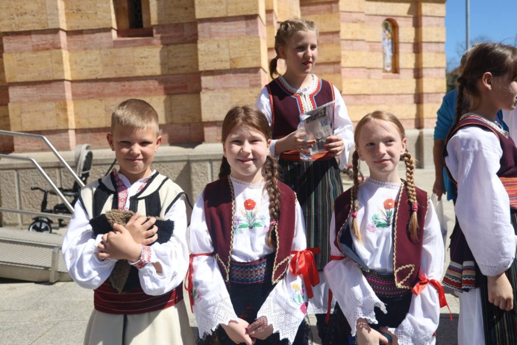 MLADOST ULJEPŠALA PORTU HRAMA HRISTA SPASITELJA: Djeca šarala jaja u Banjaluci (FOTO)