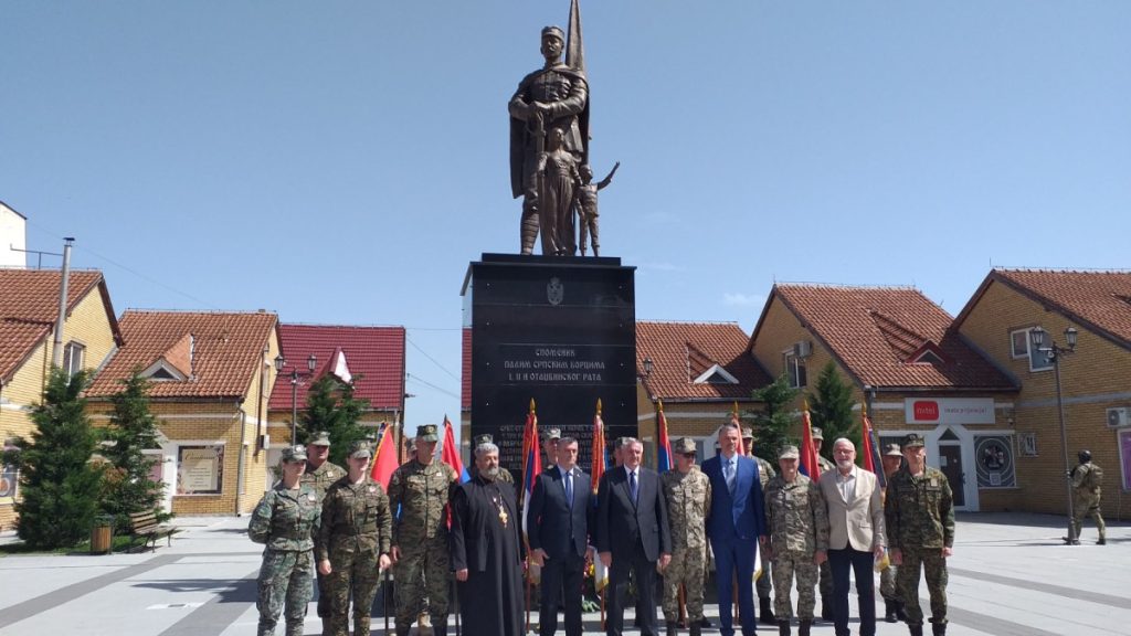 OBILJEŽAVANJE 33 GODINE OD OSLOBOĐENJA VLASENICE: Višković položio cvijeće na boračkom groblju (FOTO)
