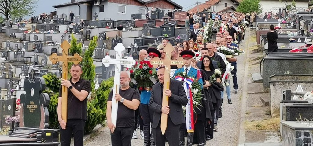 ISPRAĆENI NA VJEČNI POČINAK: Sahranjen Srđan Todorović i članovi njegove porodice