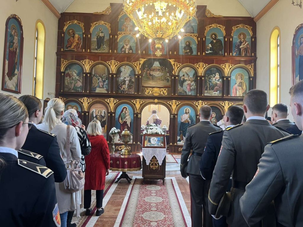 POVODOM DANA SJEĆANJA NA ŽRTVE GENOCIDA U NDH: U Crkvi svetih apostola Petra i Pavla u Kozarskoj Dubici u toku je služenje liturgije