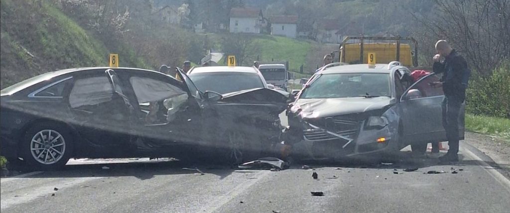 SUDAR KOD TRAVNIKA: Povrijeđene tri osobe, saobraćaj obustavljen