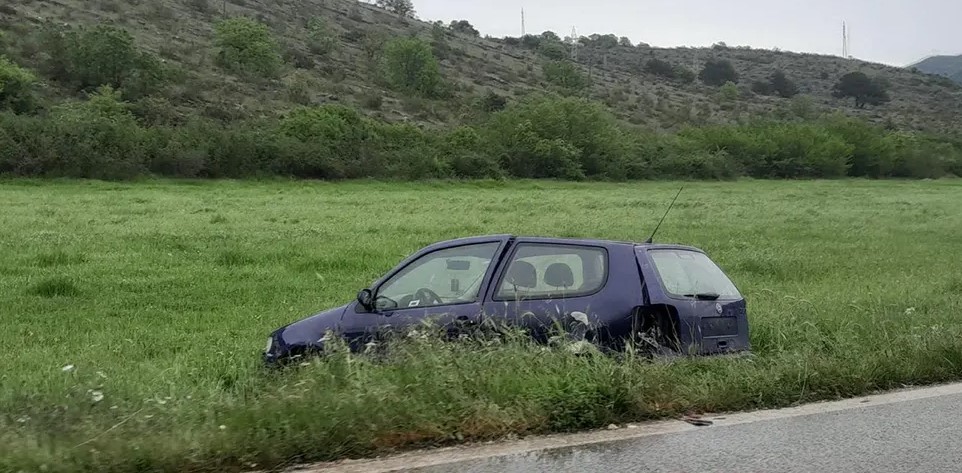 SAOBRAĆAJKA KOD TREBINJA: Teško povrijeđena dva mladića (FOTO)