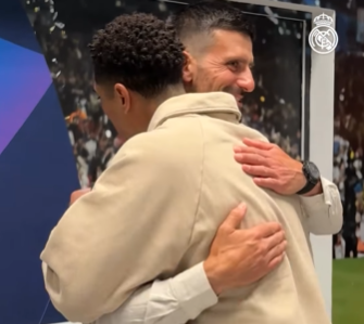 NOVAK ĐOKOVIĆ SA IGRAČIMA REAL MADRIDA: Pogledajte ko mu je poklonio dres i sa kim je imao posebno srdačan susret (FOTO/VIDEO)