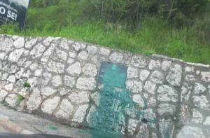 „SKRNAVLJENJEM SPOMEN-PLOČE NA VRACAMA SE SAMO DIŽU TENZIJE“: Predstavnici vlasti i boračkih organizacija VRS pozvali da se što prije sankcionišu počinioci