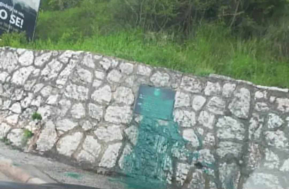 „SKRNAVLJENJEM SPOMEN-PLOČE NA VRACAMA SE SAMO DIŽU TENZIJE“: Predstavnici vlasti i boračkih organizacija VRS pozvali da se što prije sankcionišu počinioci