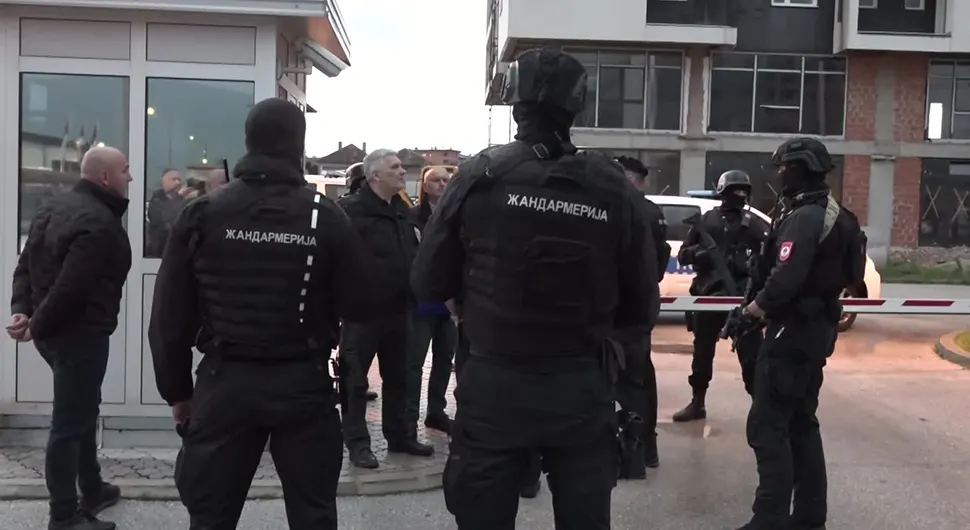 MASKE SU PALE: Raspala se iluzija o “državi“