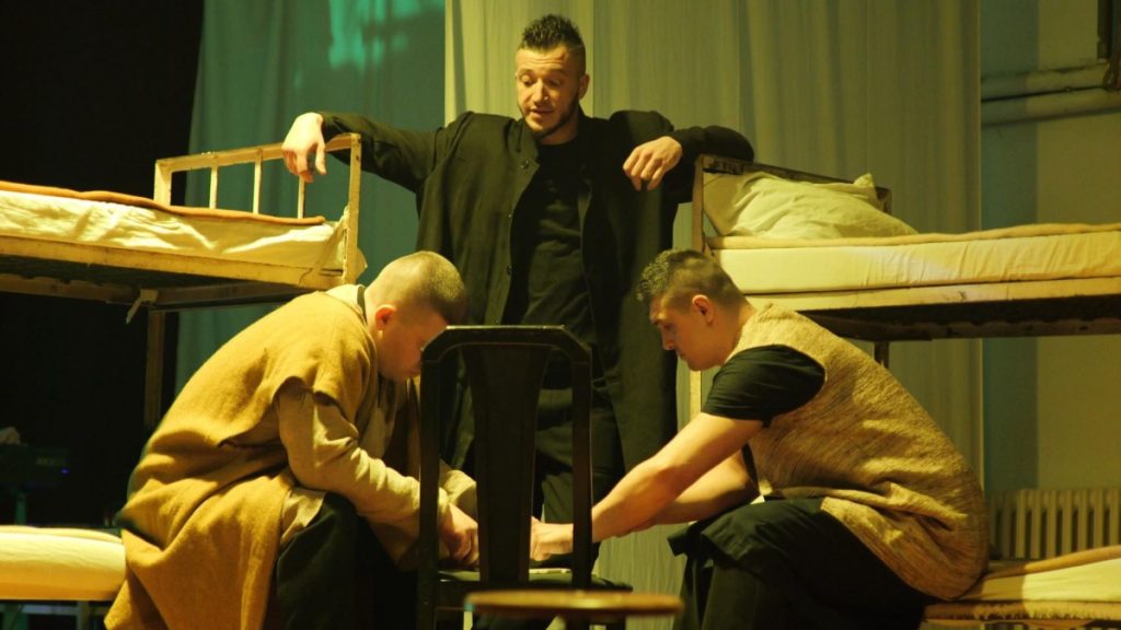 ZATVORENICI IZVELI „PROKLETU AVLIJU“: Osuđenici u KPZ Zenica kao glumci u pozorištu (FOTO)