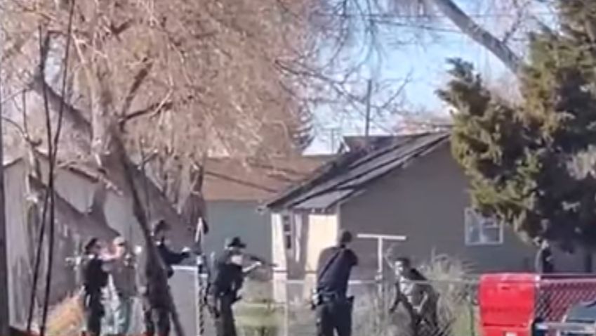 HOROR U AMERICI: Policija devet puta upucala autističnog tinejdžera, sada se bori za život (VIDEO)
