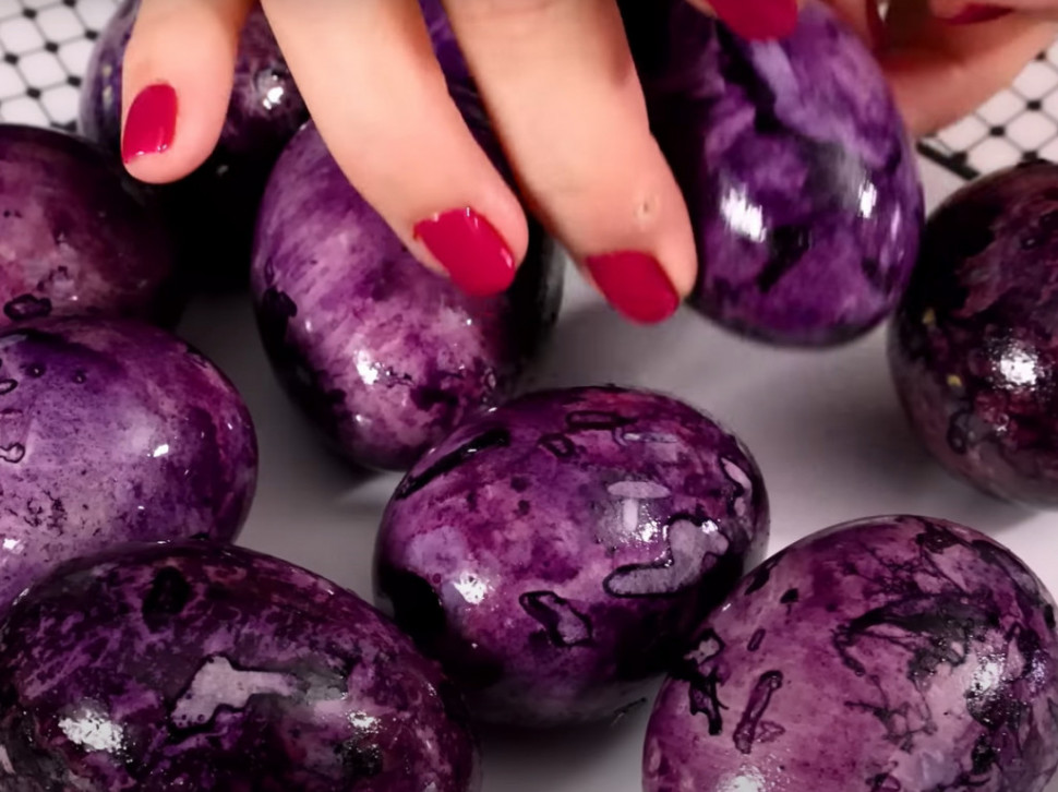 LJUBIČASTA VASKRŠNJA JAJA: Isprobajte trik iskusnih domaćica uz pomoć jednog prirodnog sastojka (VIDEO)