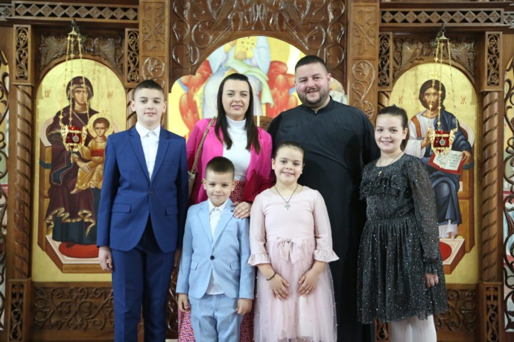 ŠESTOČLANA PORODICA IZ DERVENTE U SLOZI DOČEKUJE VASKRS: Sveštenik Velibor i supruga Gorica prenose tradiciju na nasljednike