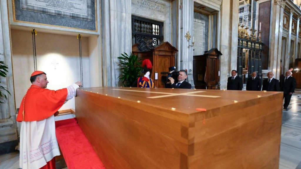 SAHRANJEN PAPA FRANJO: Oglasio se Vatikan, na posljednjem ispraćaju poglavara katoličke crkve 250.000 ljudi