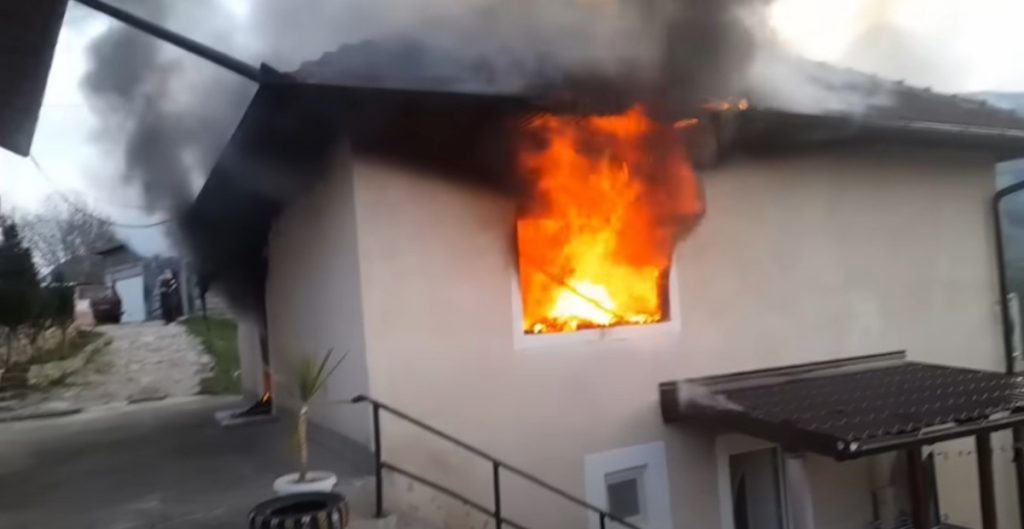JEZIV SNIMAK POŽARA IZ TRAVNIKA: Vatra guta kuću u kojoj su umalo stradali žene i djeca (VIDEO)