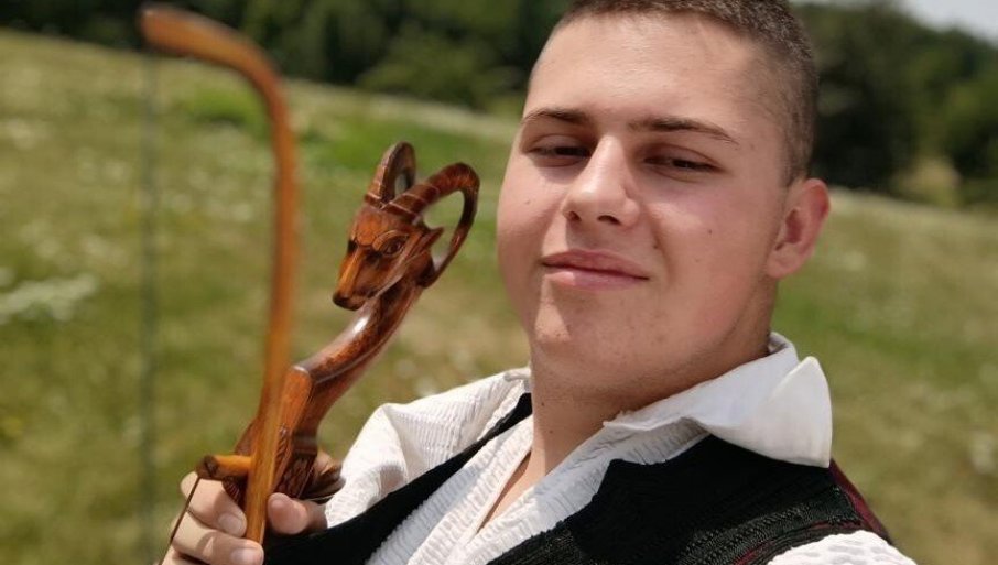 GUSLE DRAŽE OD „FEJSBUKA“: Osnovac Radoš Pljevaljčić iz Istočnog starog grada čuva dušu srpskog naroda izrezbarenu u Javorovom drvetu