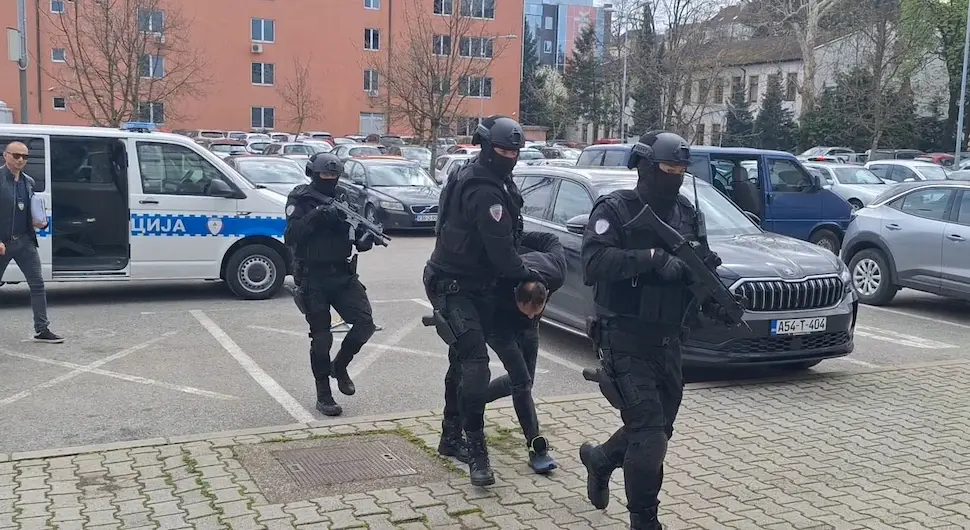 VLASNIKA PRETUKLI I ZAKLJUČALI U KUĆI: Predložen pritvor osumnjičenima za razbojništvo