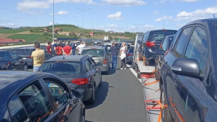 УЖАС КОД ПРЊАВОРА: Познато који народни посланик је погинуо са женом и дјететом у саобраћајној несрећи