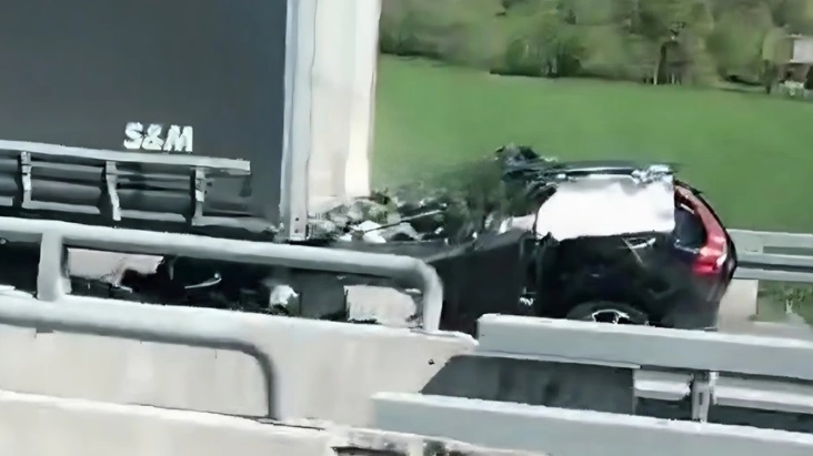 ОГЛАСИО СЕ УКЦ СРПСКЕ: Познато стање дјеце која су повријеђена у стравичној несрећи на аутопуту ”9. јануар”