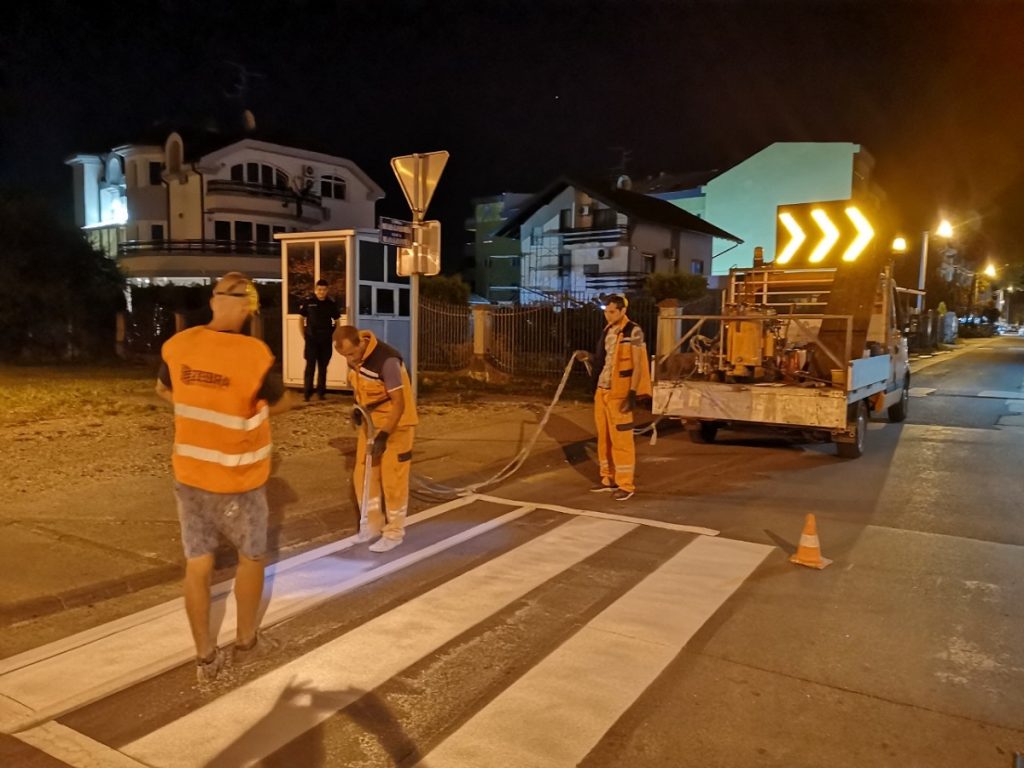 VOZAČI, BUDITE NA OPREZU: Večeras iscrtavanje saobraćajne signalizacije u centru Banjaluke