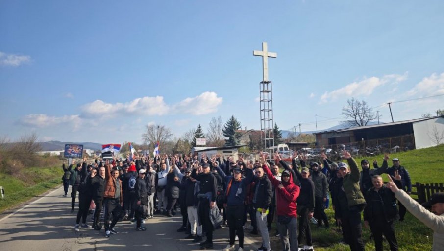 „UZ BOŽIJU POMOĆ!“ Srbi sa Kosmeta koji pješače ka Beogradu kraj krsta poslali moćnu poruku (VIDEO)