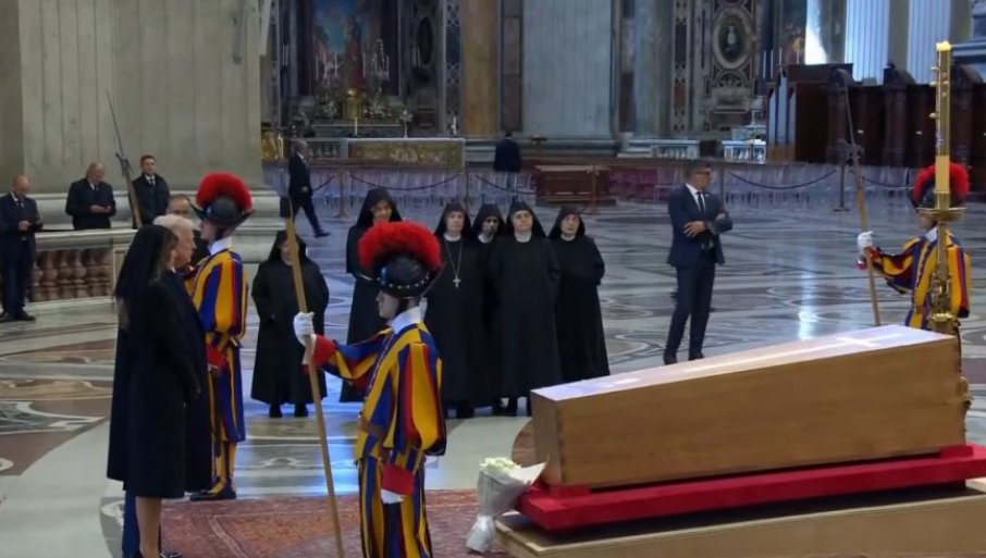 TRAMP U RIMU ODAO POŠTU PAPI FRANJI: Predsjednik Amerike doputovao sa suprugom