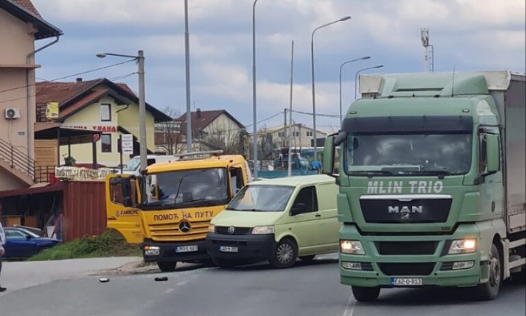 УДЕС У БАЊАЛУЦИ: Судар комбија и камиона на Туњицама, саобраћај отежан