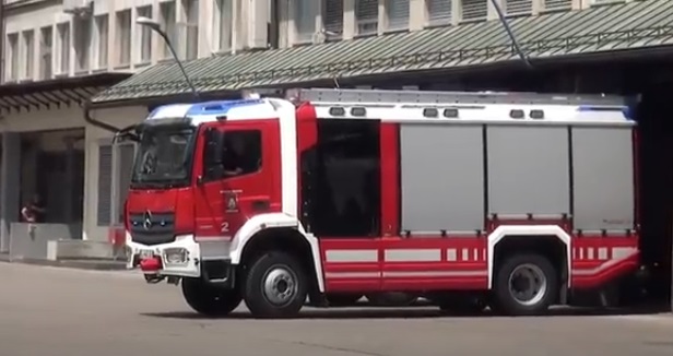 ZAPALIO SE KROV OSNOVNE ŠKOLE: Više od 80 vatrogasaca gasilo požar
