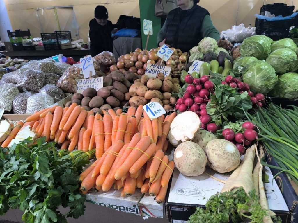 CIJENE NA BANJALUČKOJ PIJACI: Pogledajte koliko košta mladi luk, a koliko domaće jagode i paradajz (FOTO)