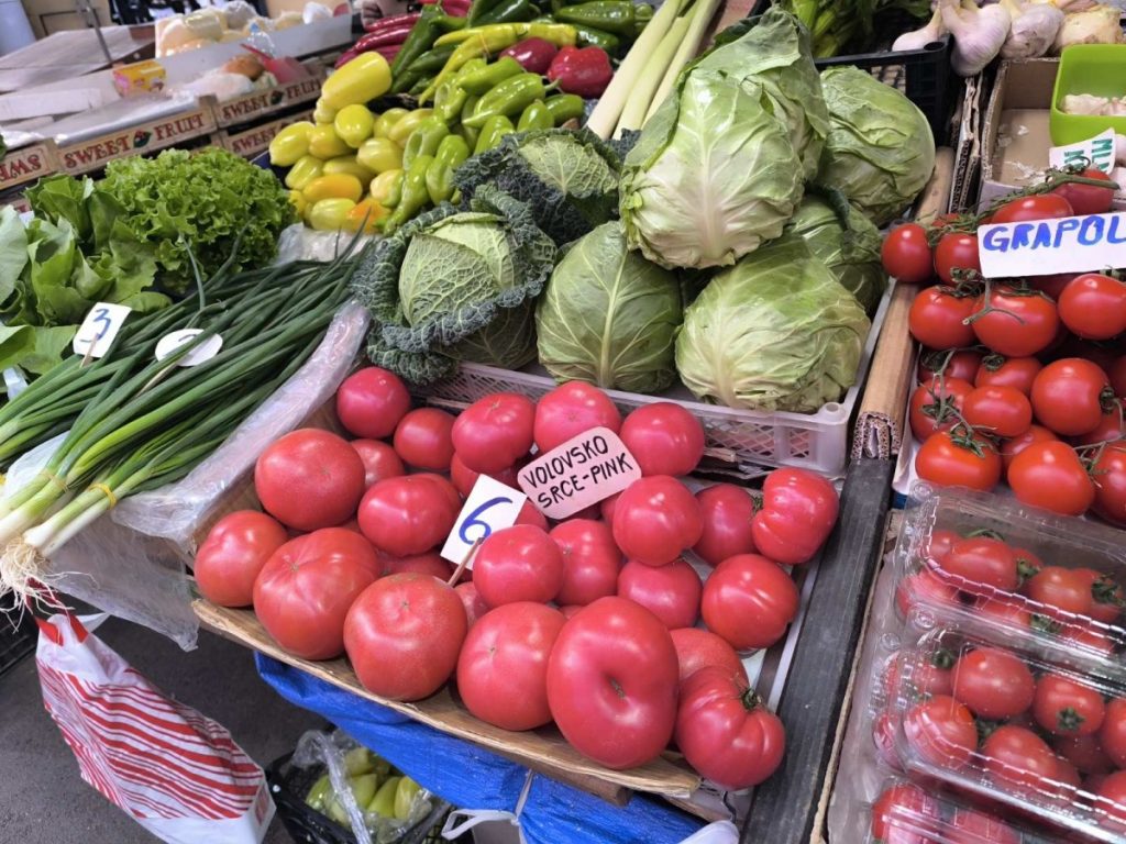 ЦИЈЕНЕ ПОВРЋА НА ЗЕЛЕНИМ ПИЈАЦАМА ОБАРАЈУ РЕКОРДЕ: Млади купус скупљи него икада