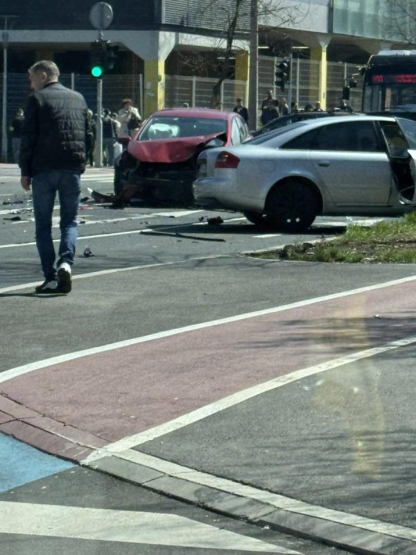 ПОВРИЈЕЂЕНО ТРИ ОСОБЕ: Тешка саобраћајна несрећа у Сарајеву