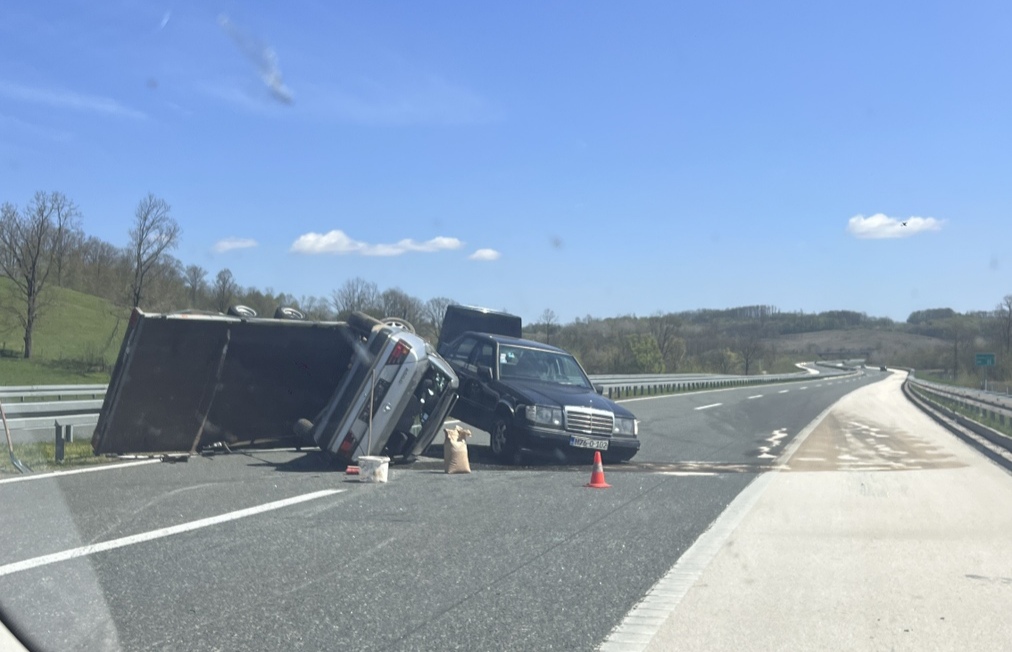 PREVRNULA SE AUTO-PRIKOLICA: Saobraćajka na auto-putu Banjaluka-Prnjavor
