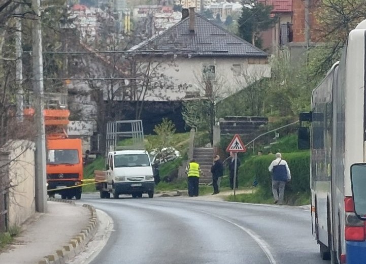 DVA ELEKTRIČARA ISPALA IZ KORPE : Saobraćajna nezgoda u Sarajevu