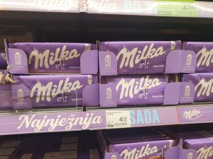 SADRŽI NEDOZVOLJENU MATERIJU: Sa tržišta povučena čokolada „Milka“ sa karamelom