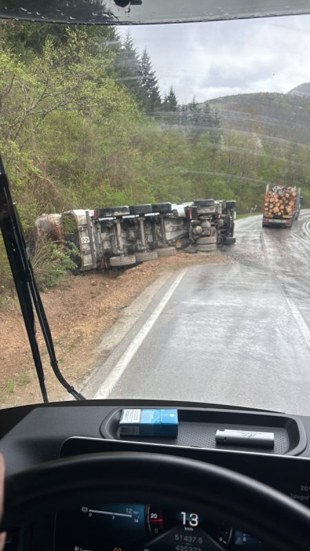 ПРЕВРНУО СЕ КАМИОН: Тешка несрећа у БиХ