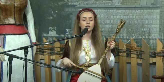 ČUVARKA SRPSKE TRADICIJE: Violeta iz Bijeljine ponosno svira gusle
