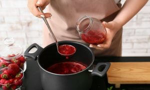 ГОТОВ ЗА 15 МИНУТА: Рецепт за домаћи џем од јагода