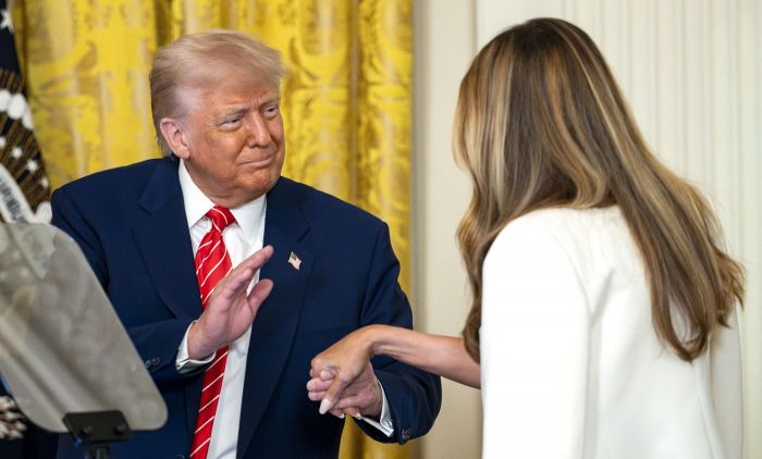 DRAMA U VELIKOJ BRITANIJI: Prinudno sletio helikopter u kome su bili Donald i Melanija Tramp