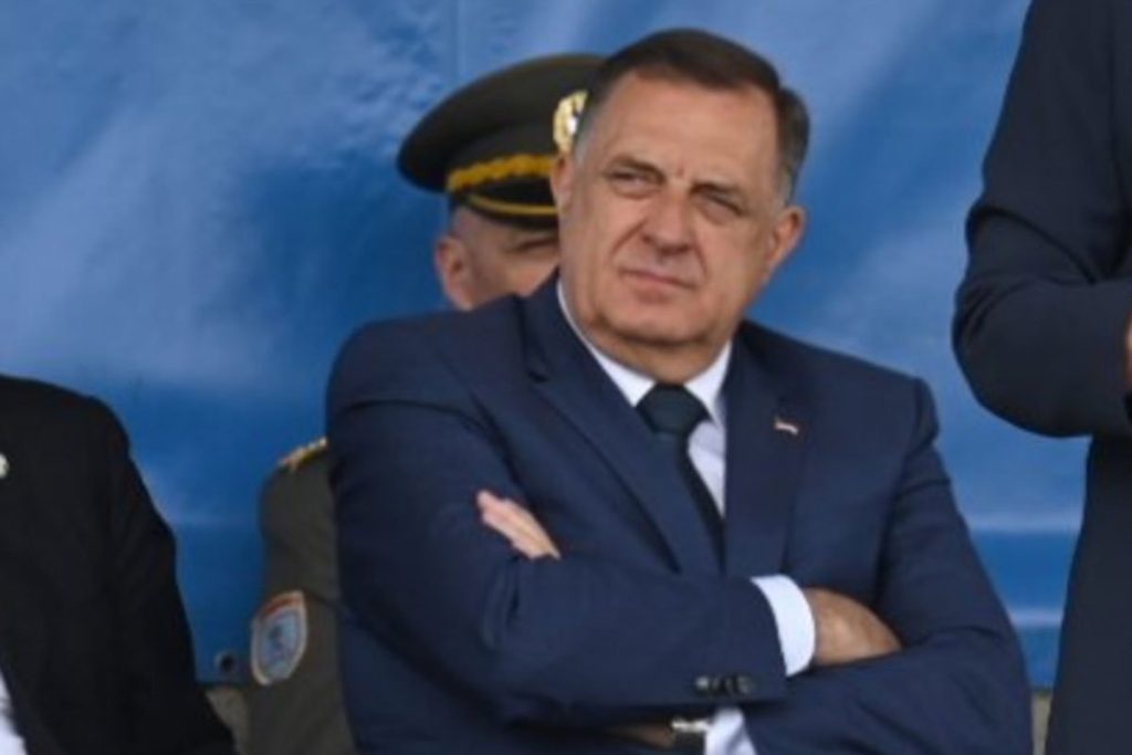 NIJE MU BITNA: Dodik sjedi na intoniranju himne BiH (VIDEO)