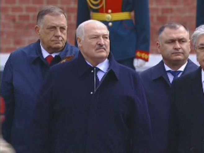 POLOŽENO CVIJEĆE U ALEKSANDROVOM PARKU KOD KREMLJA: Svjetski lideri odali počast, među njima Dodik i Cvijanovićeva