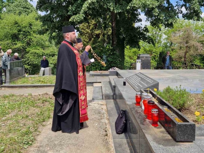 UBIJENO 2000 SRBA: Služen parastos na pravoslavnom groblju u Glini