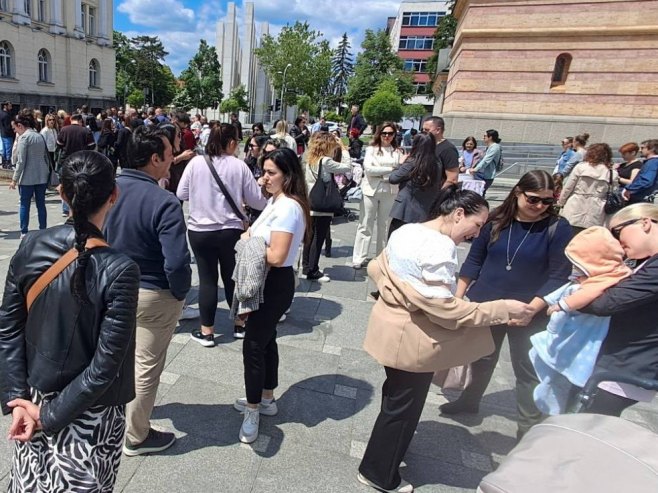 BANJALUKA: Protest roditelja djece koja pohađaju privatne vrtiće zbog neredovne isplate subvencija (FOTO)