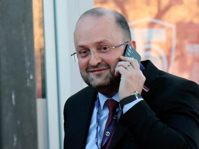 „САРАЈЕВО МОЖЕ САМО НАСТАВИТИ СА ПРИЧОМ ДА ЈЕ ДОДИК „ПОЛИТИЧКИ МРТАВ““: Драгичевић – Без предсједника Српске, нема рјешења за политичку и уставну кризу!