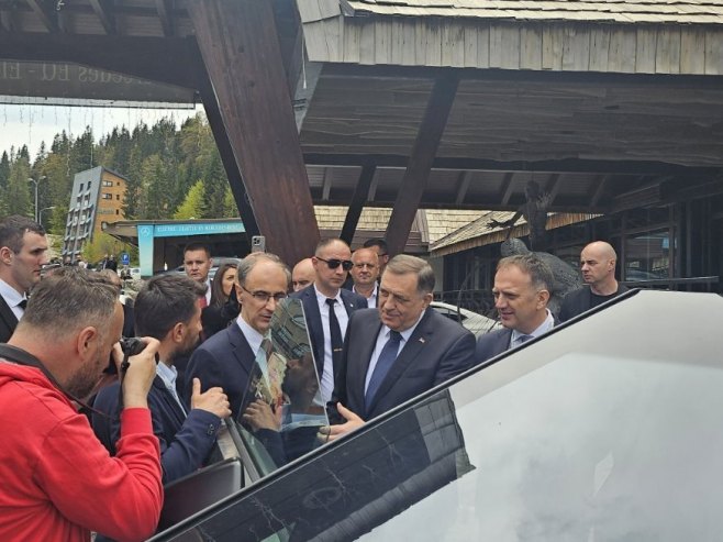PREDSTAVLJENO FUTURISTIČKO VOZILO: Predsjednik Srpske na Jahorini isprobao „Cybertruck“ (VIDEO)