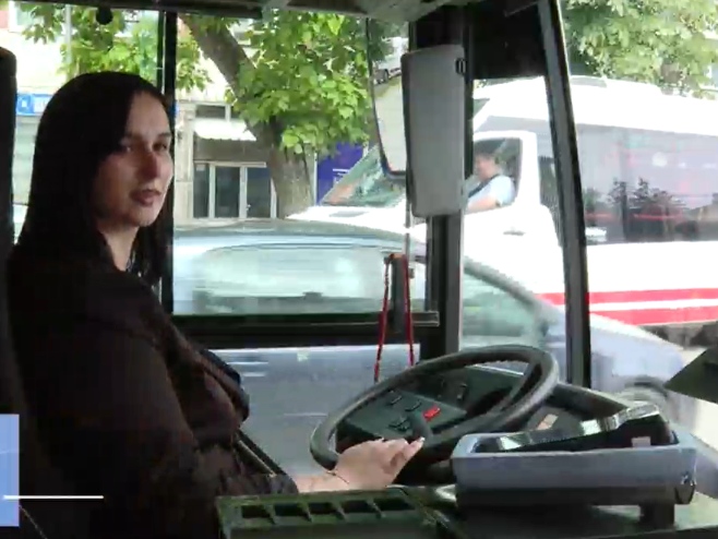 BANJALUČANKA VOZI GRADSKI AUTOBUS: Nesvakidašnja priča o Željki koja se vratila iz Slovenije, kako bi radila posao koji voli (VIDEO)