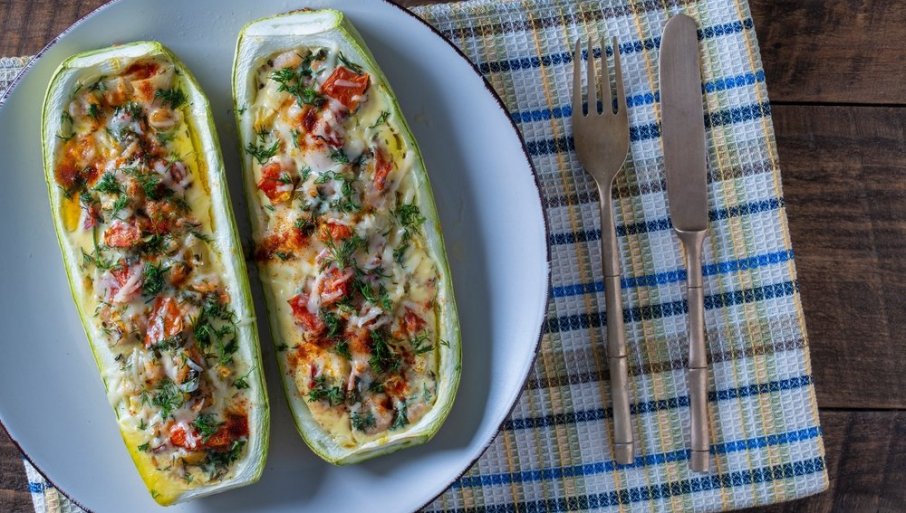 ИДЕАЛАН ПРОЉЕЋНИ РУЧАК: Направите тиквице пуњене пилетином и поврћем