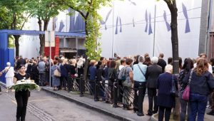 TUŽNA GODIŠNJICA: Rijeka ljudi ispred Osnovne škole „Ribnikar“, bolna tišina među okupljenima