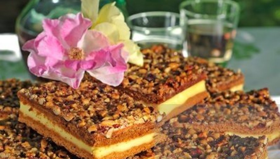 KOLAČ SA MEDOM I ORASIMA: Lako se pravi, a ima božanstven ukus