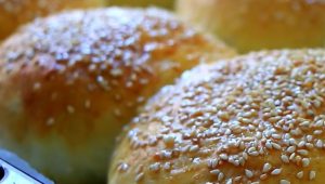 ДОМАЋЕ ЗЕМИЧКЕ СА СУСАМОМ: Савршено иду уз сваки намаз