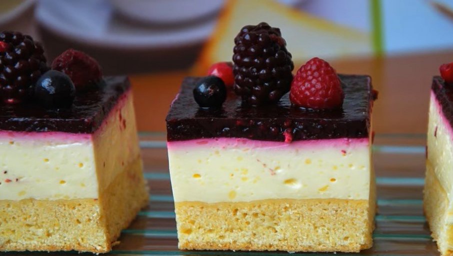 MEKANE SU I SOČNE, A BRZO SE SPREMAJU: Napravite ledene kocke sa šumskim voćem