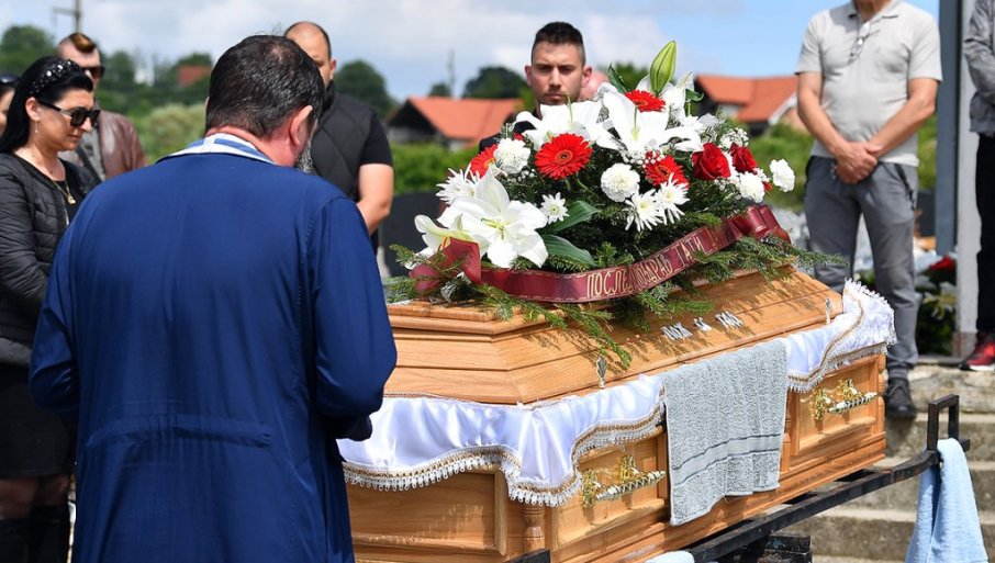 SAHRANJEN DAMIR DOKIĆ: Jelena se nije pojavila, sin Savo jeste (FOTO)
